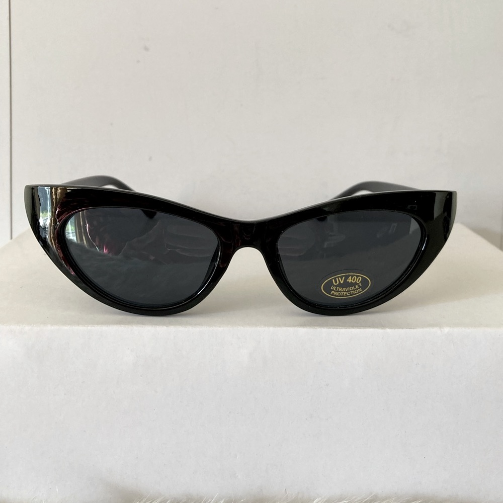 Angled retro black cat eye sunglasses